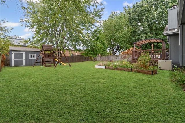 1108 NE Ridgeview Drive, Lee's Summit, MO 64086