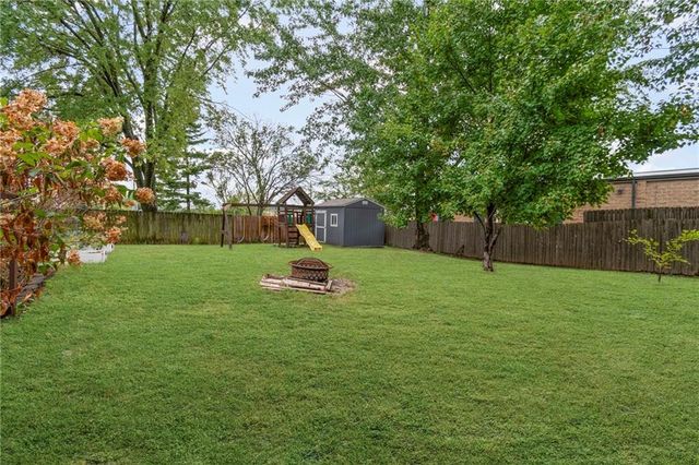 1108 NE Ridgeview Drive, Lee's Summit, MO 64086