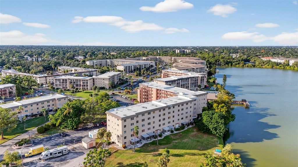 Image 9 of property listing at 4149 LAKE BAYSHORE DRIVE C511, Bradenton, FL 34205