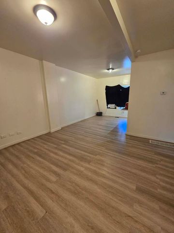 7321 S Saint Lawrence Avenue, Chicago, IL 60619