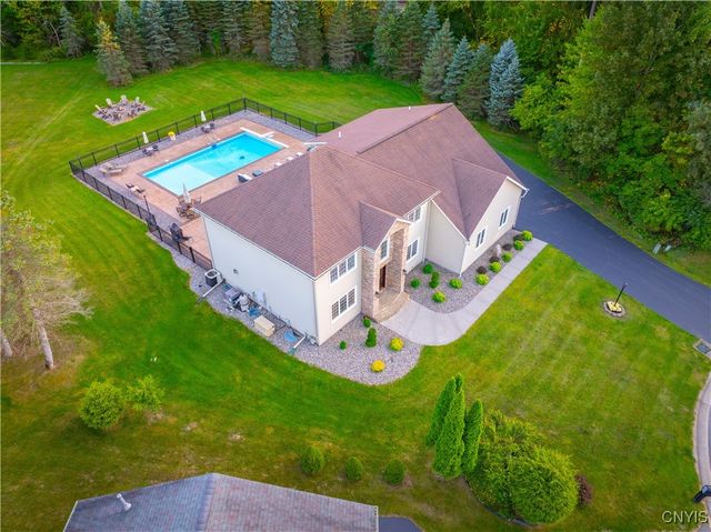 12 Christine Court South, New Hartford, NY 13413