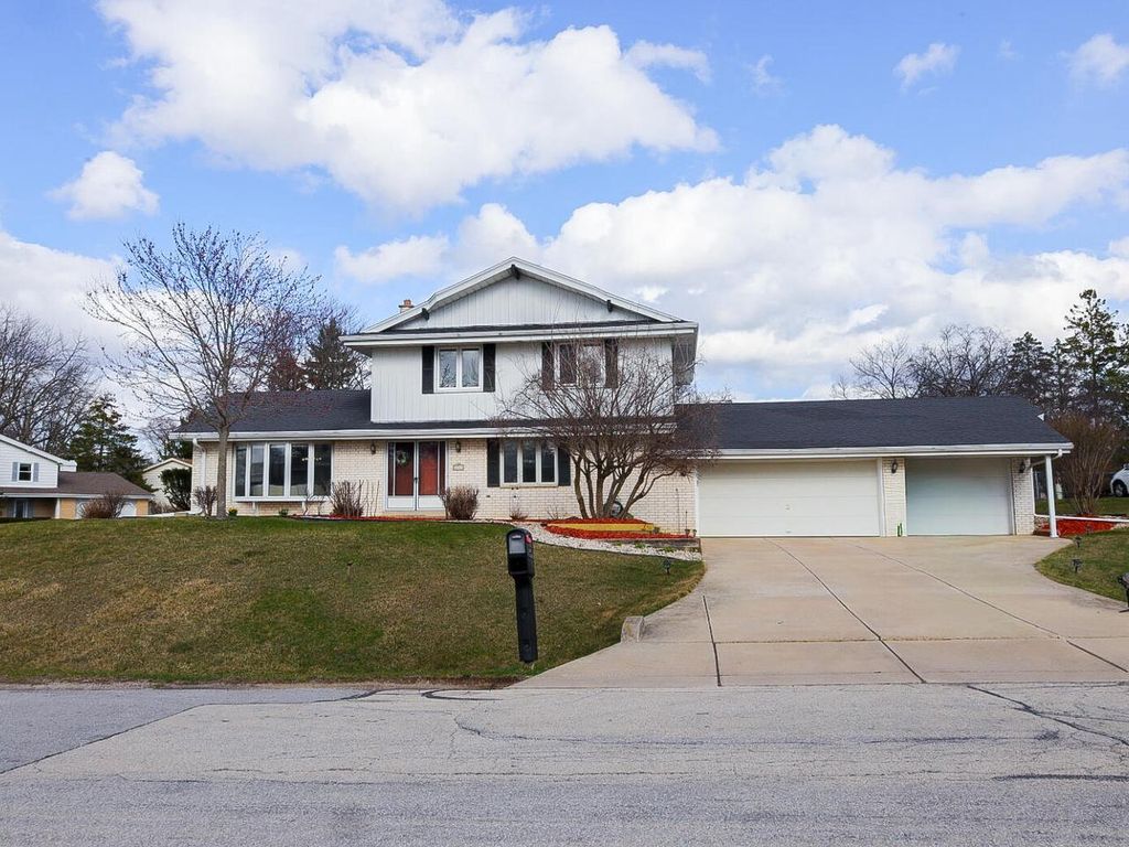 3340 Russel ROAD, New Berlin, WI 53151