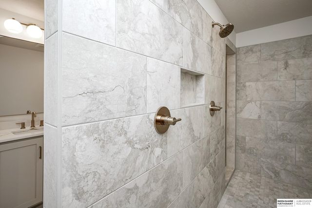 20617 Hartman Avenue, Elkhorn, NE 68022