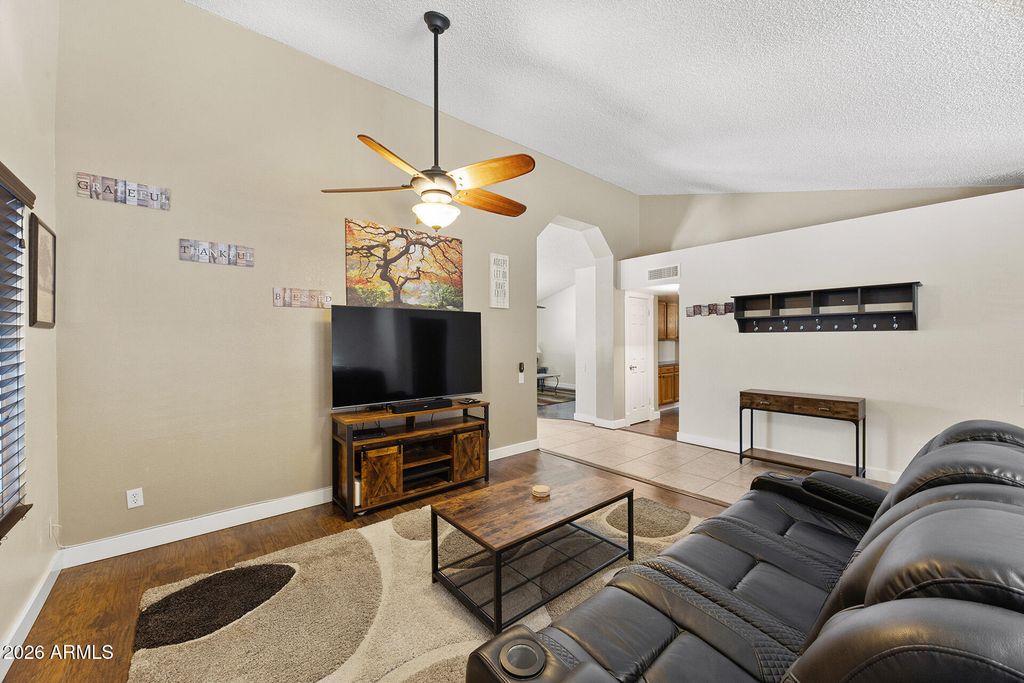 Image 10 of property listing at 7957 W DREYFUS Drive, Peoria, AZ 85381