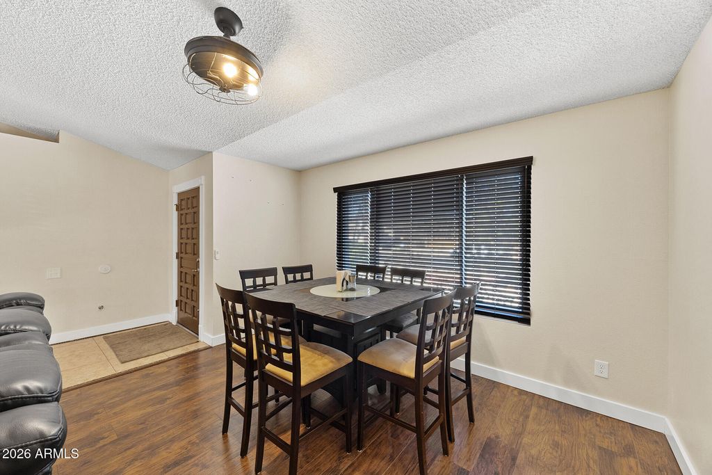 Image 11 of property listing at 7957 W DREYFUS Drive, Peoria, AZ 85381