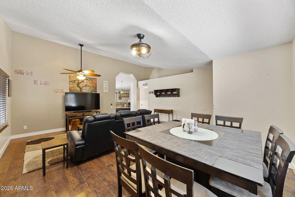 Image 12 of property listing at 7957 W DREYFUS Drive, Peoria, AZ 85381