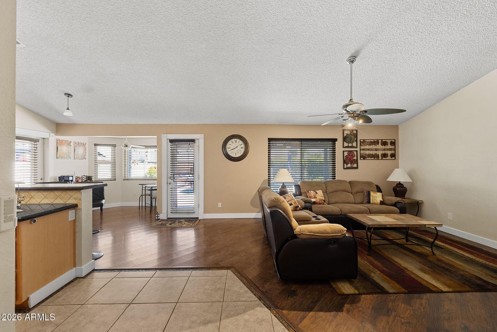 Image 13 of property listing at 7957 W DREYFUS Drive, Peoria, AZ 85381