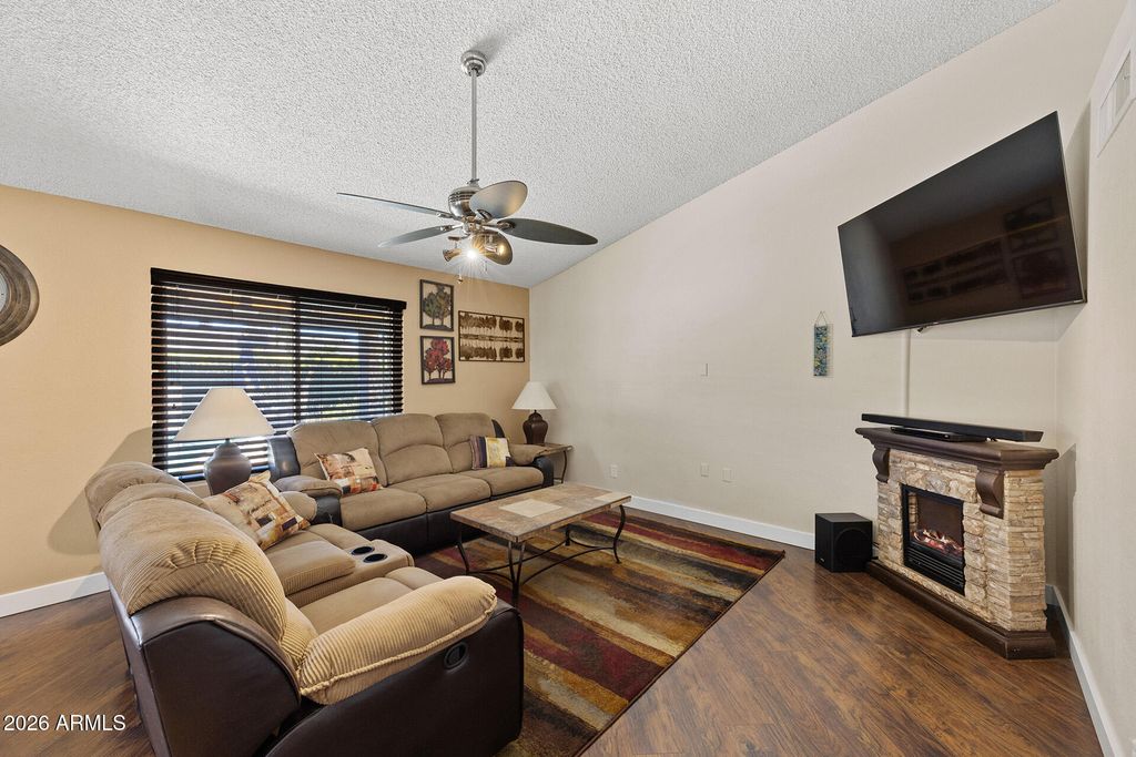 Image 14 of property listing at 7957 W DREYFUS Drive, Peoria, AZ 85381