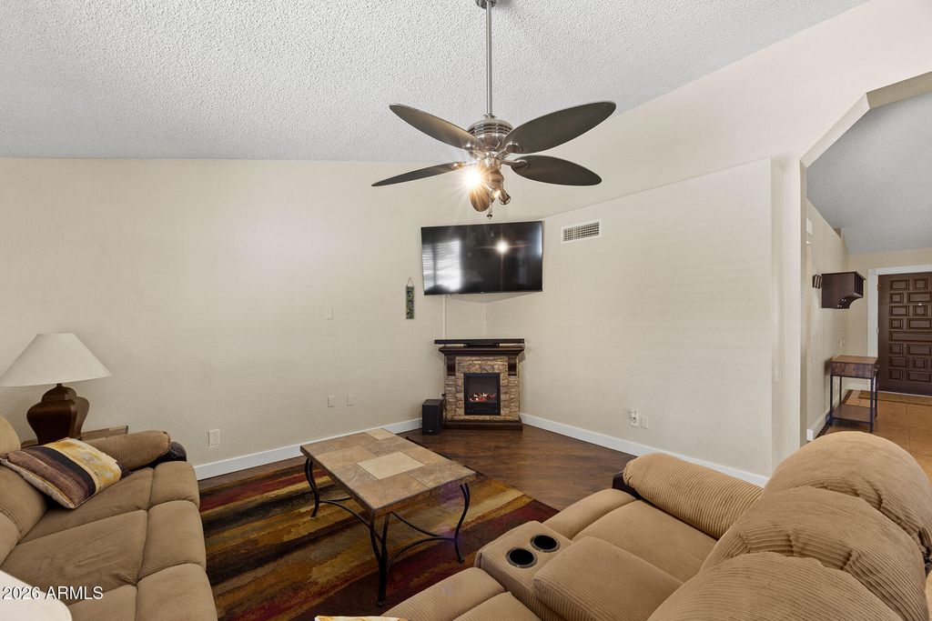 Image 15 of property listing at 7957 W DREYFUS Drive, Peoria, AZ 85381
