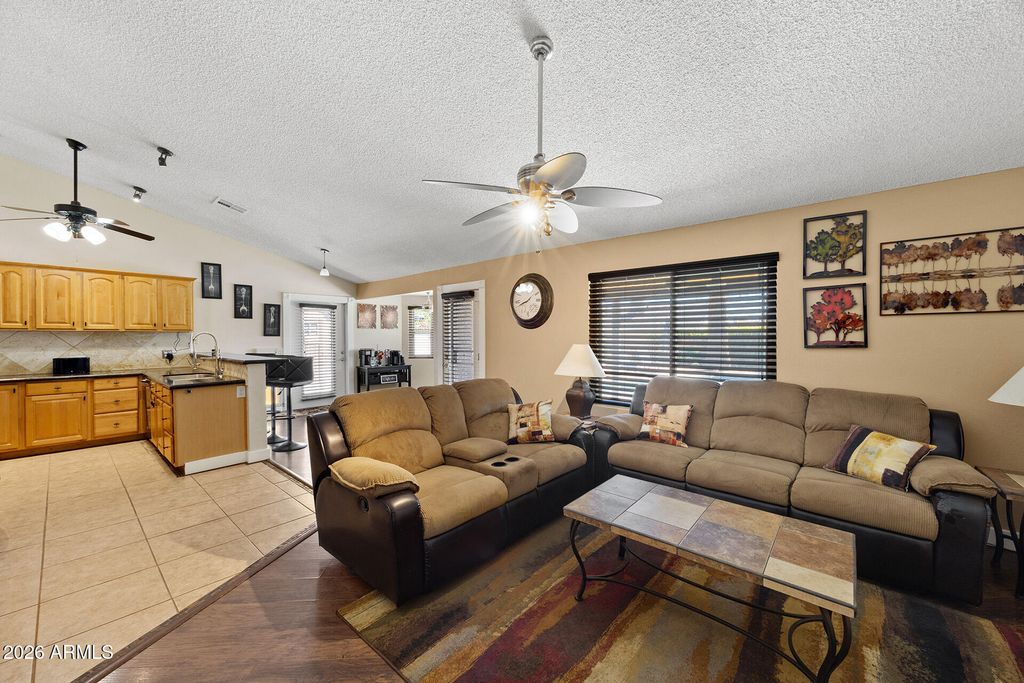 Image 16 of property listing at 7957 W DREYFUS Drive, Peoria, AZ 85381