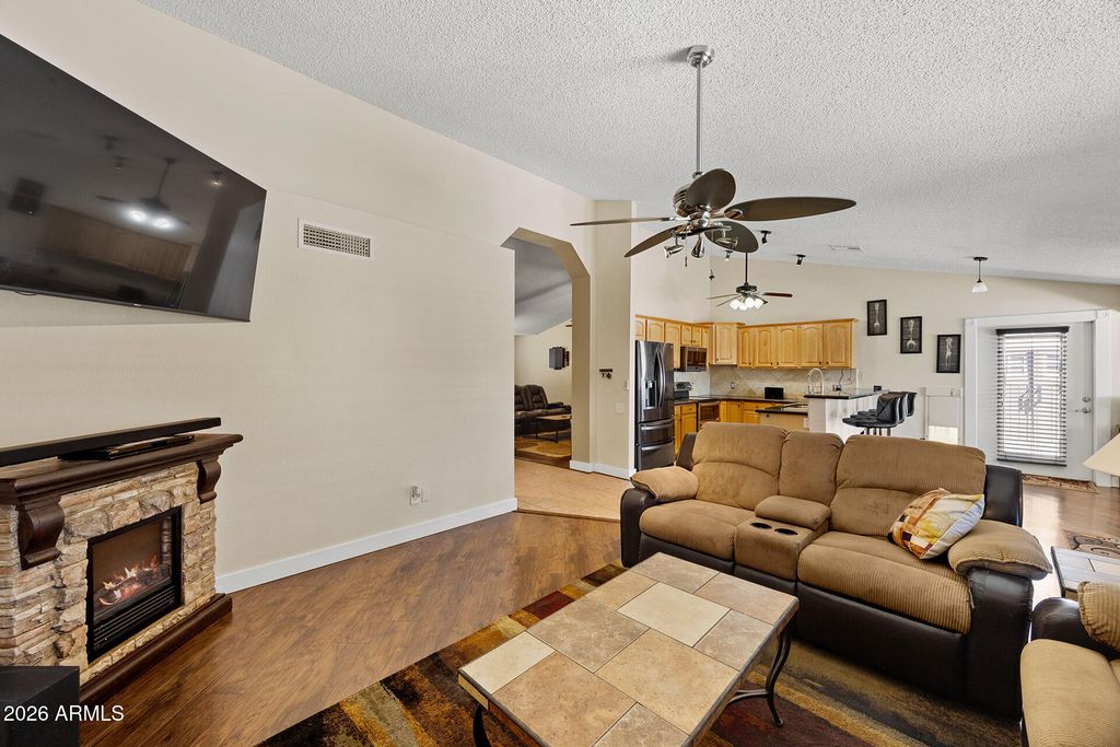 Image 17 of property listing at 7957 W DREYFUS Drive, Peoria, AZ 85381