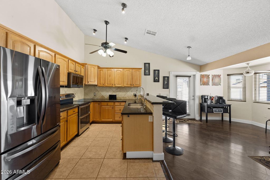 Image 18 of property listing at 7957 W DREYFUS Drive, Peoria, AZ 85381