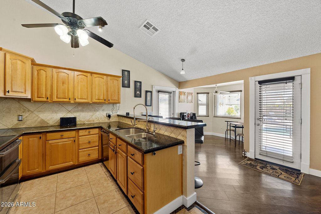 Image 19 of property listing at 7957 W DREYFUS Drive, Peoria, AZ 85381