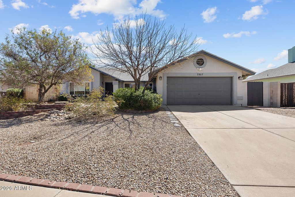 Image 2 of property listing at 7957 W DREYFUS Drive, Peoria, AZ 85381