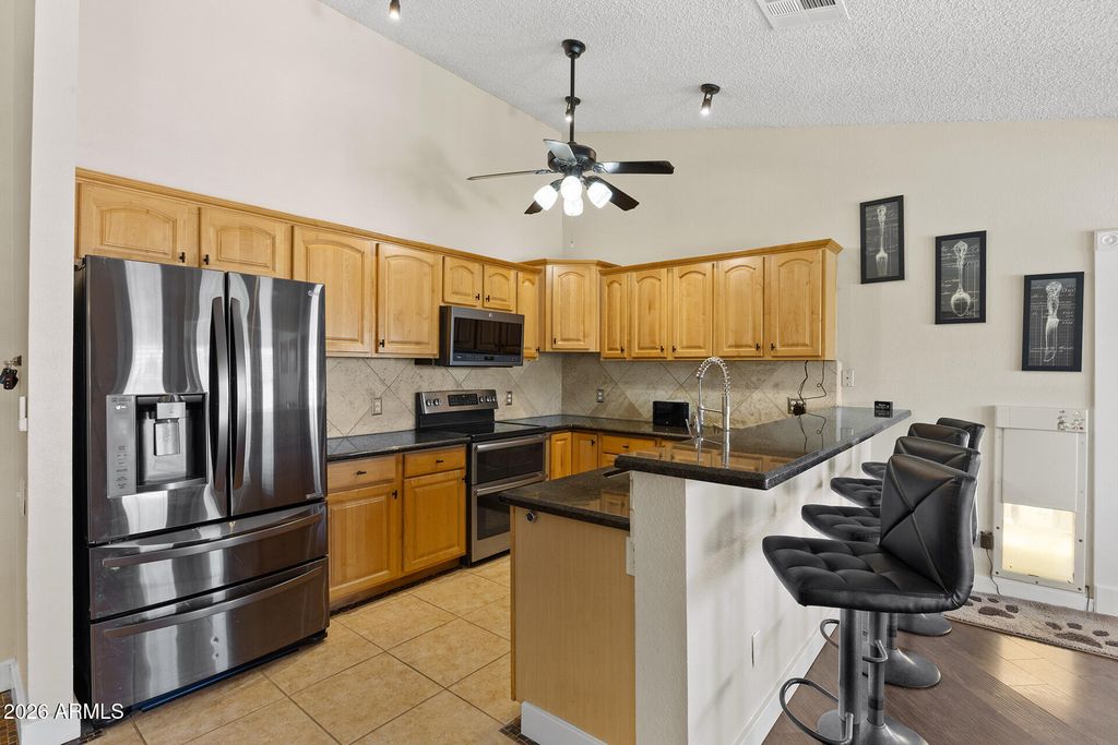Image 20 of property listing at 7957 W DREYFUS Drive, Peoria, AZ 85381