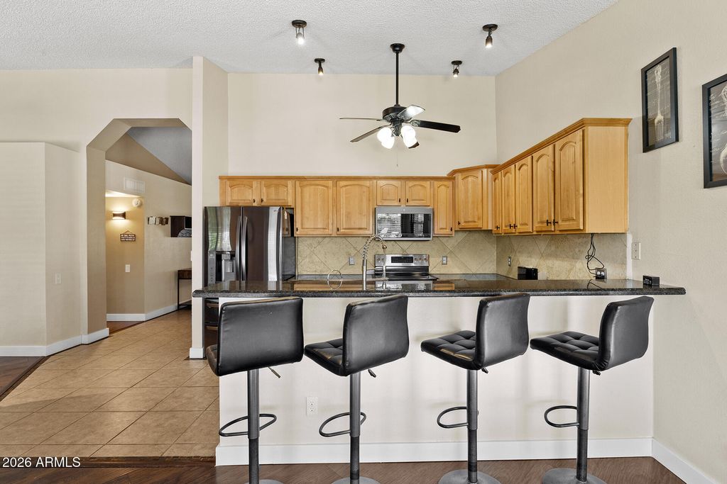 Image 21 of property listing at 7957 W DREYFUS Drive, Peoria, AZ 85381