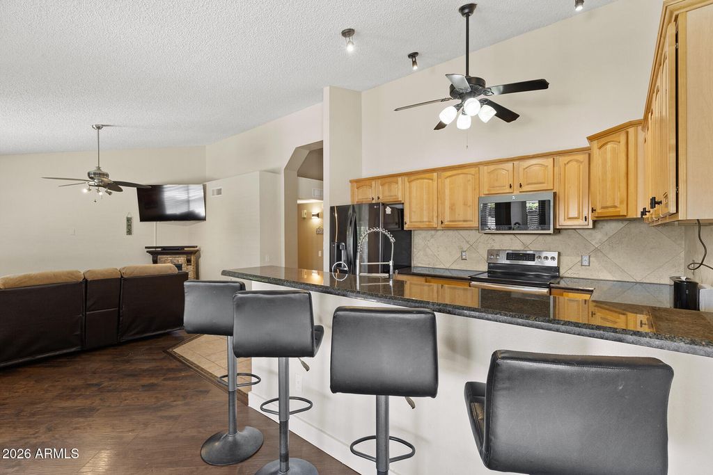 Image 22 of property listing at 7957 W DREYFUS Drive, Peoria, AZ 85381