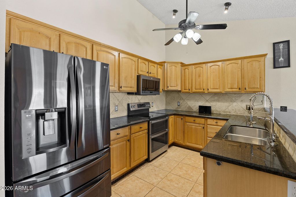 Image 23 of property listing at 7957 W DREYFUS Drive, Peoria, AZ 85381