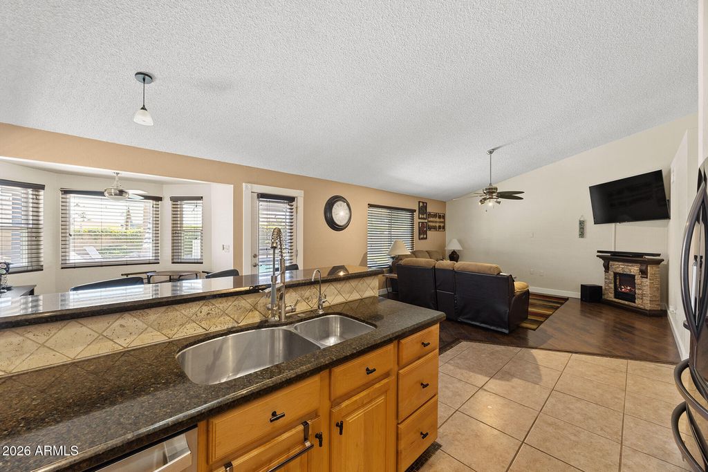 Image 24 of property listing at 7957 W DREYFUS Drive, Peoria, AZ 85381