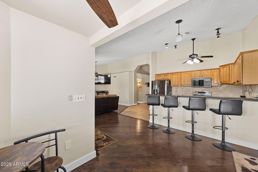 Image 27 of property listing at 7957 W DREYFUS Drive, Peoria, AZ 85381