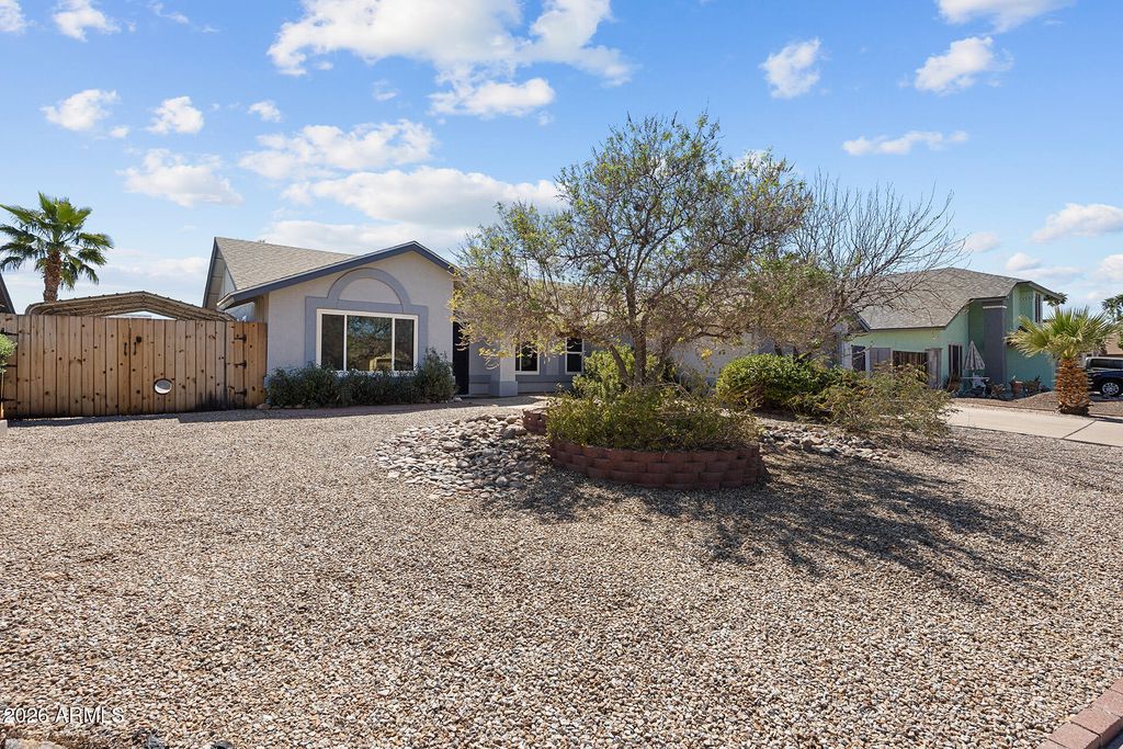 Image 3 of property listing at 7957 W DREYFUS Drive, Peoria, AZ 85381