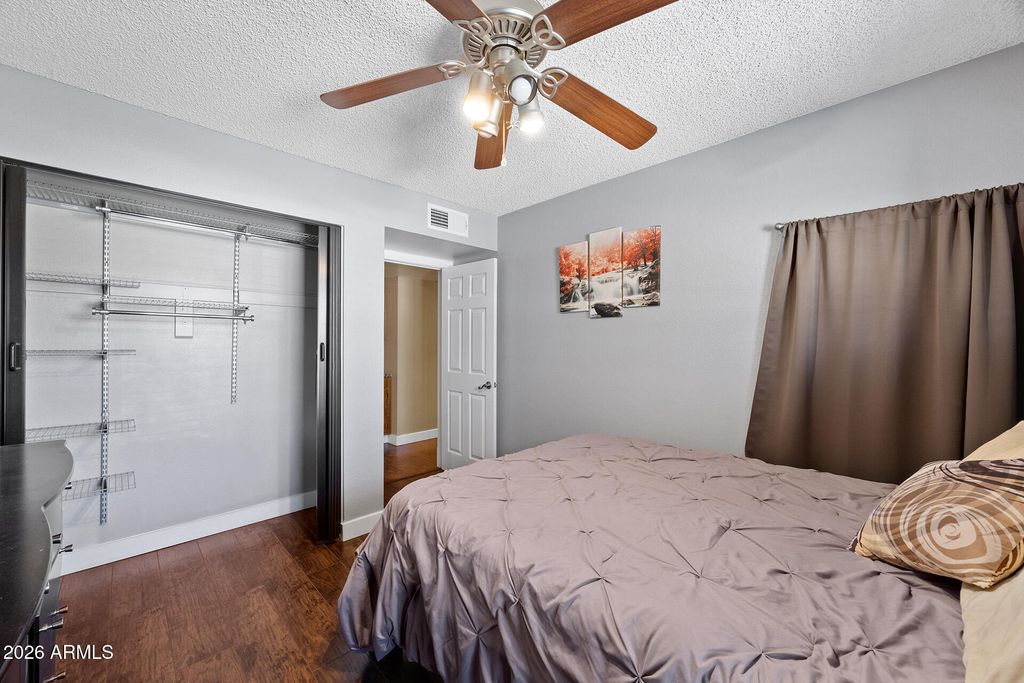 Image 31 of property listing at 7957 W DREYFUS Drive, Peoria, AZ 85381