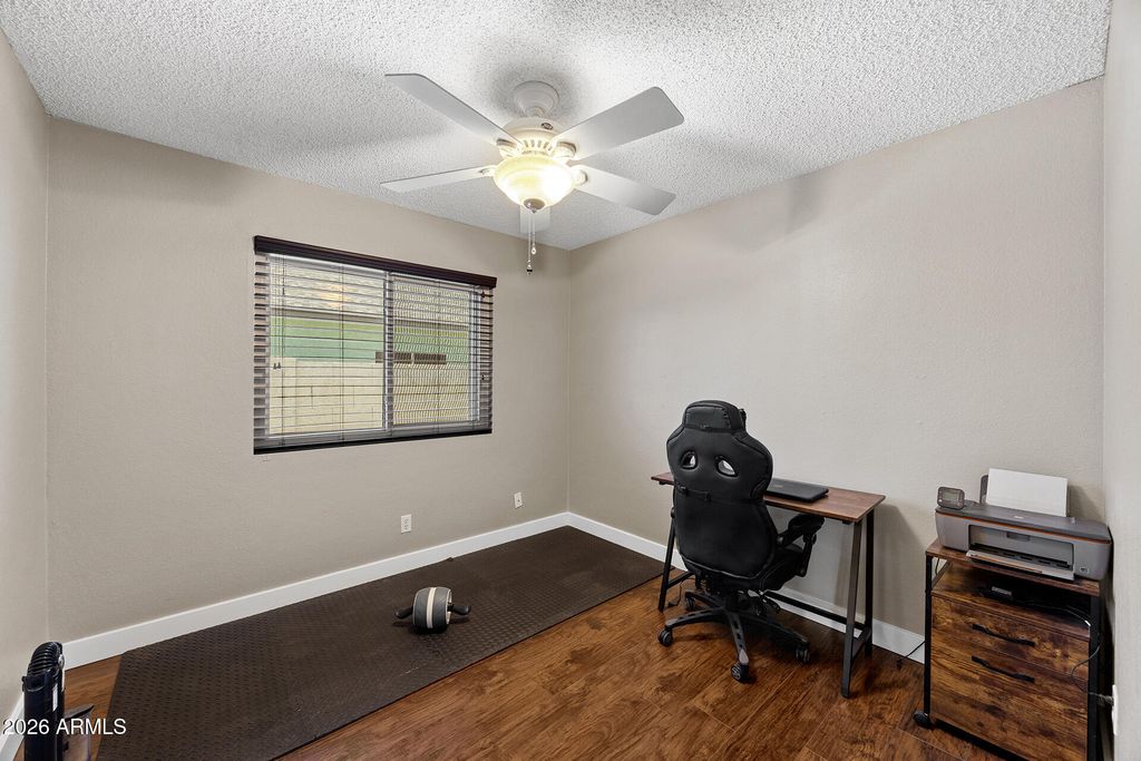 Image 35 of property listing at 7957 W DREYFUS Drive, Peoria, AZ 85381