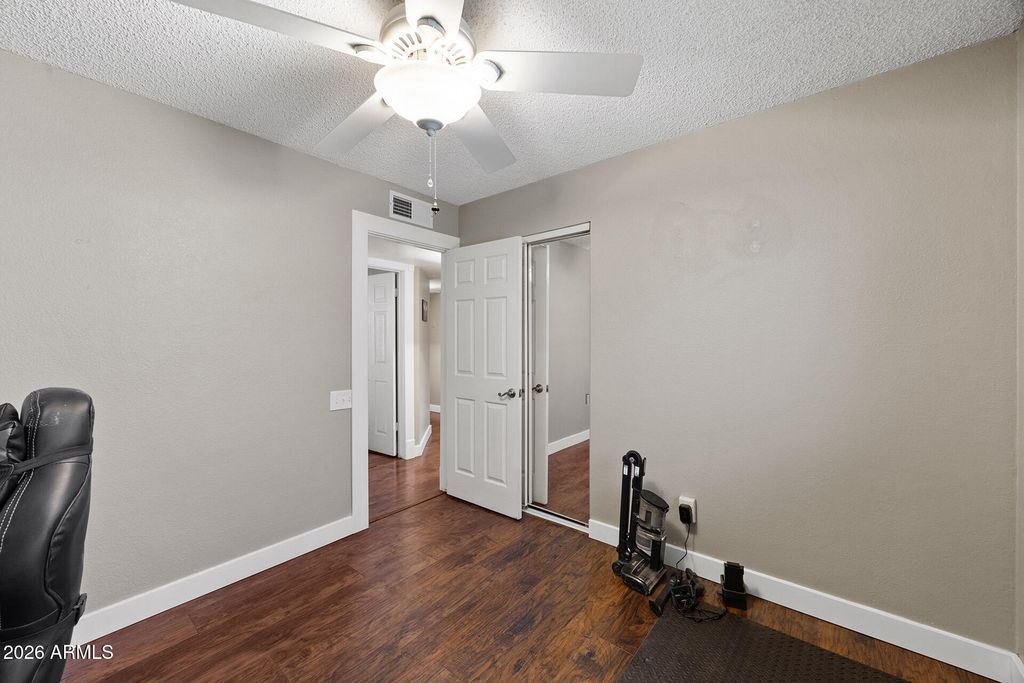 Image 36 of property listing at 7957 W DREYFUS Drive, Peoria, AZ 85381