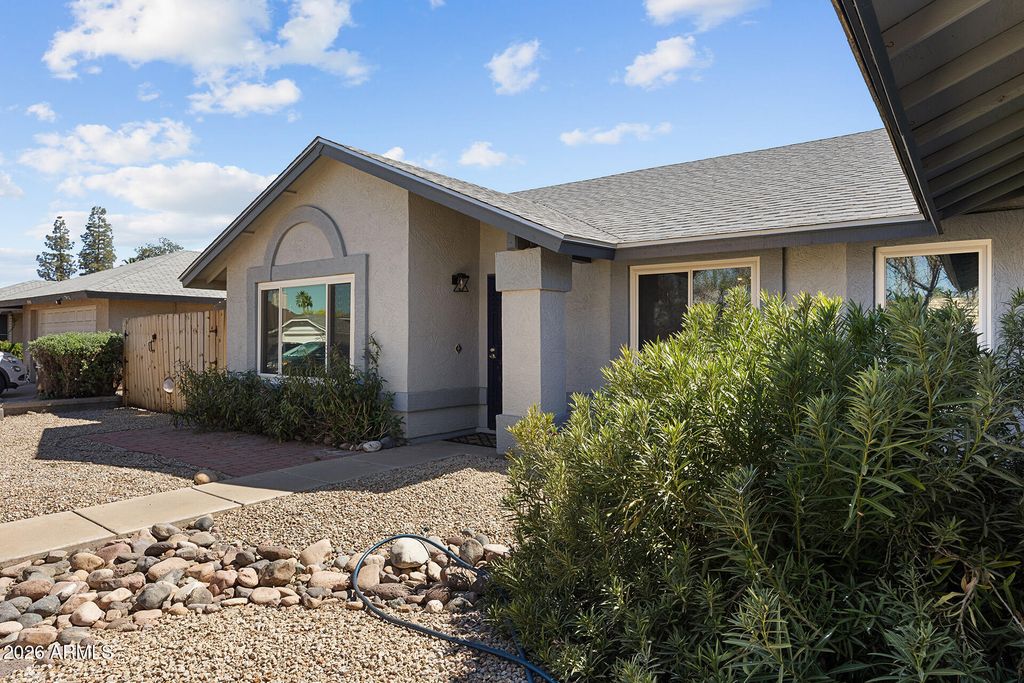 Image 4 of property listing at 7957 W DREYFUS Drive, Peoria, AZ 85381