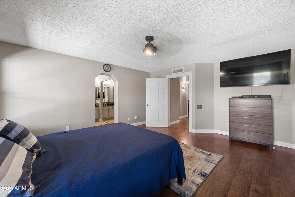 Image 42 of property listing at 7957 W DREYFUS Drive, Peoria, AZ 85381