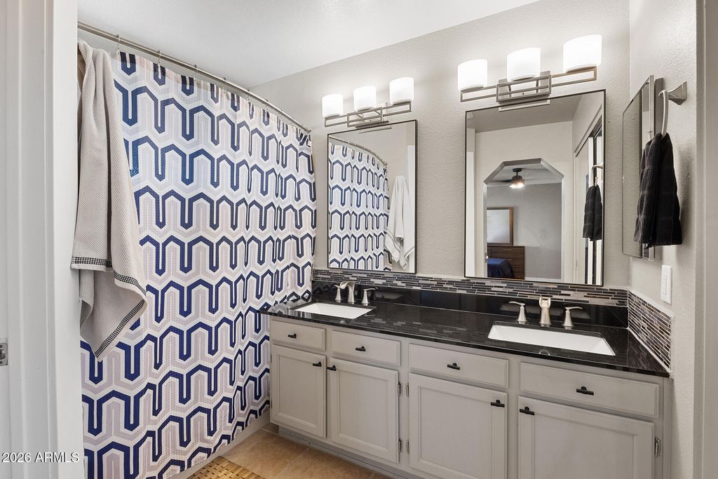 Image 43 of property listing at 7957 W DREYFUS Drive, Peoria, AZ 85381