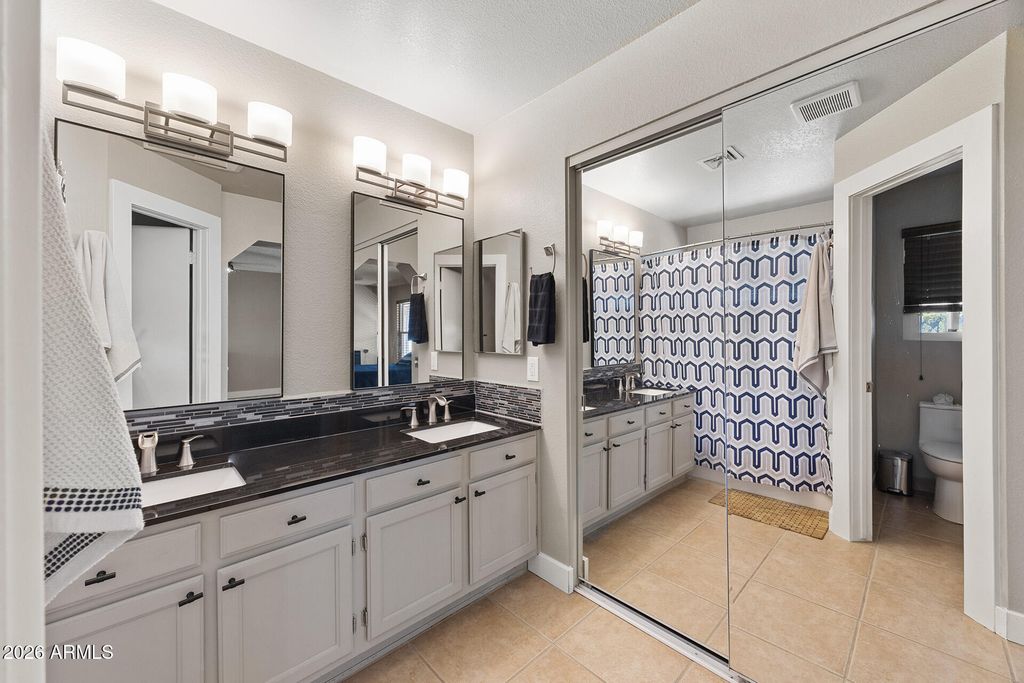 Image 44 of property listing at 7957 W DREYFUS Drive, Peoria, AZ 85381