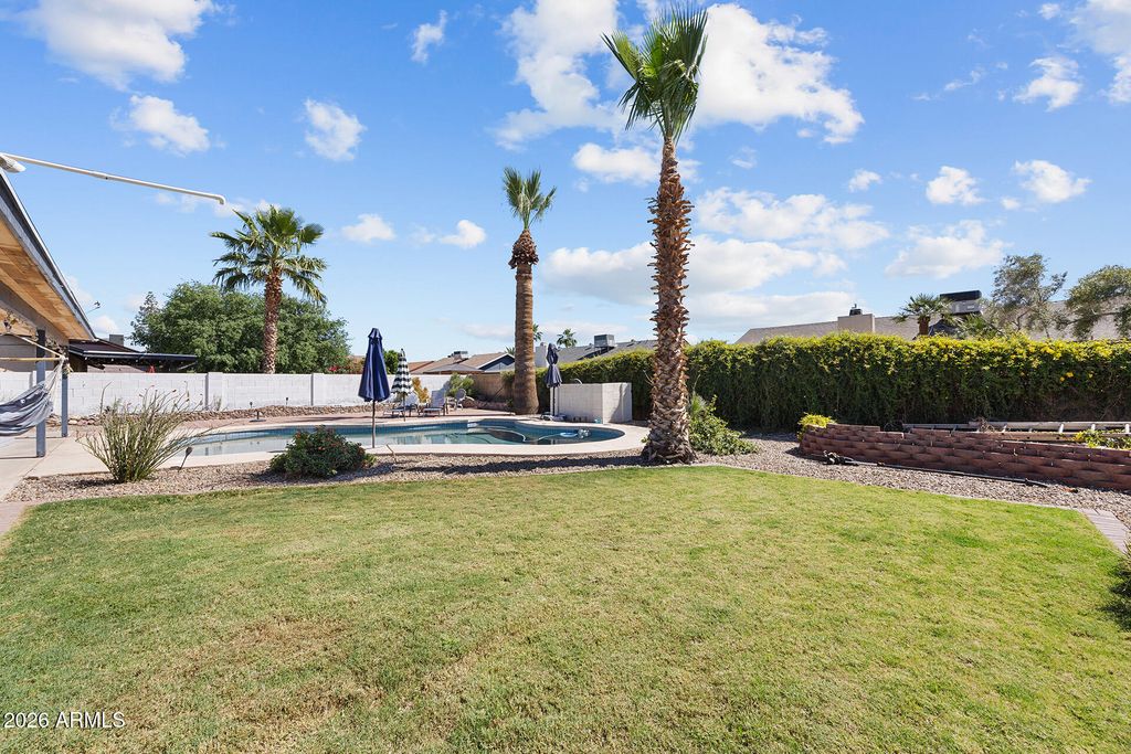 Image 48 of property listing at 7957 W DREYFUS Drive, Peoria, AZ 85381