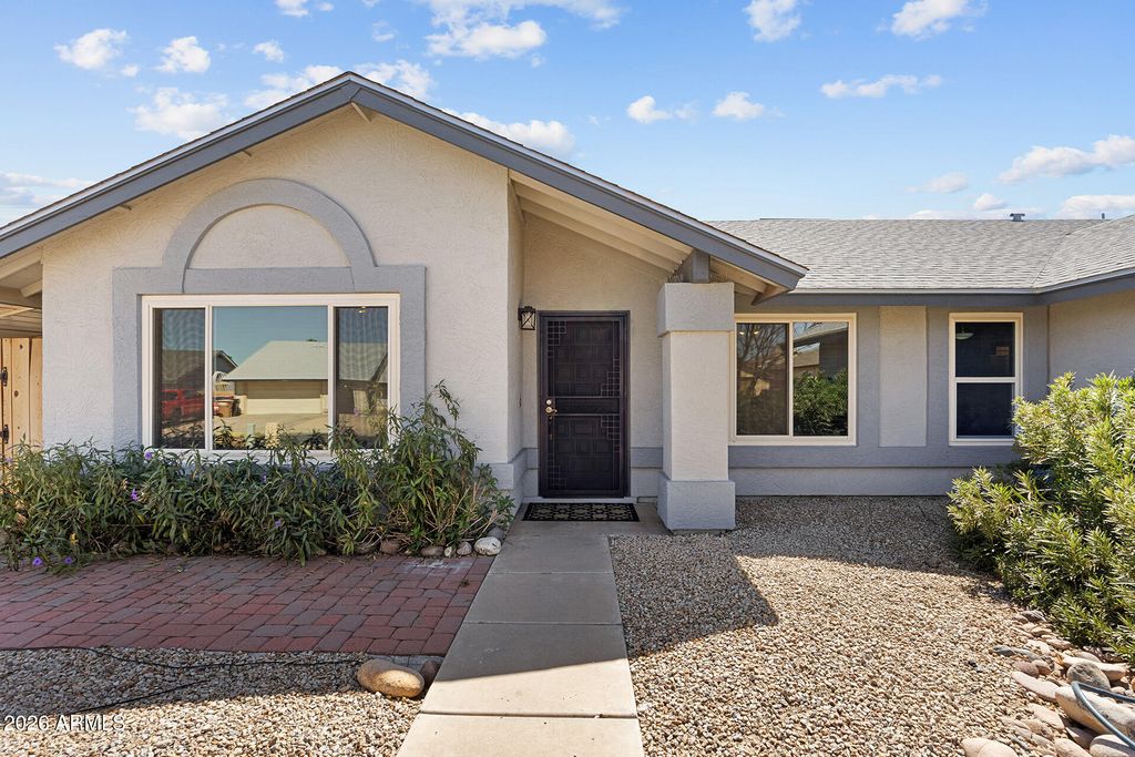 Image 5 of property listing at 7957 W DREYFUS Drive, Peoria, AZ 85381