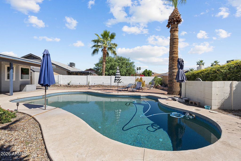 Image 50 of property listing at 7957 W DREYFUS Drive, Peoria, AZ 85381