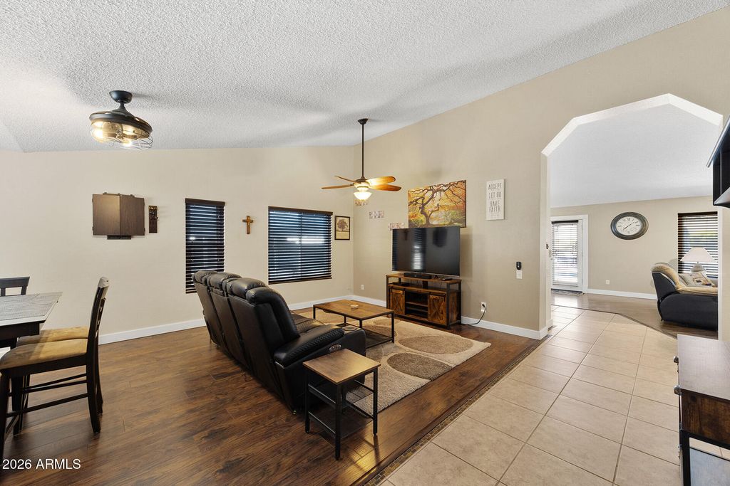 Image 6 of property listing at 7957 W DREYFUS Drive, Peoria, AZ 85381