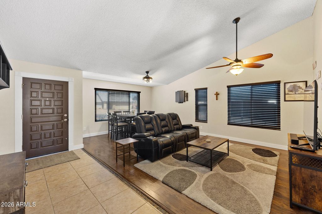 Image 7 of property listing at 7957 W DREYFUS Drive, Peoria, AZ 85381