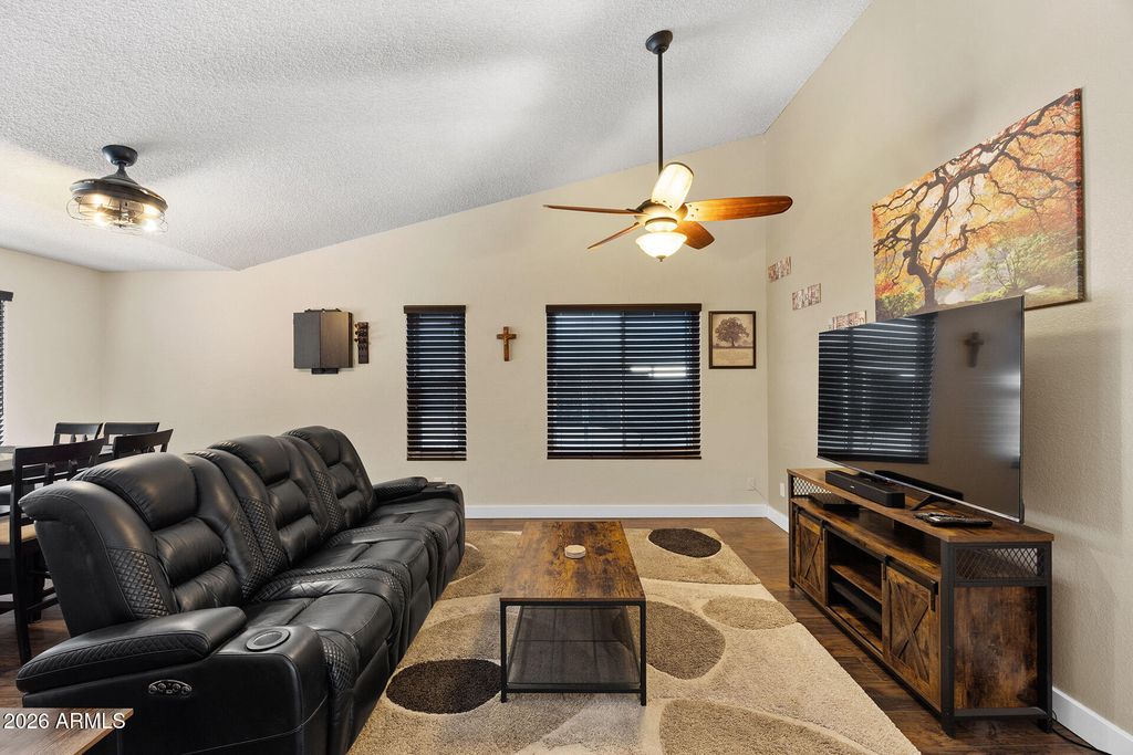 Image 8 of property listing at 7957 W DREYFUS Drive, Peoria, AZ 85381