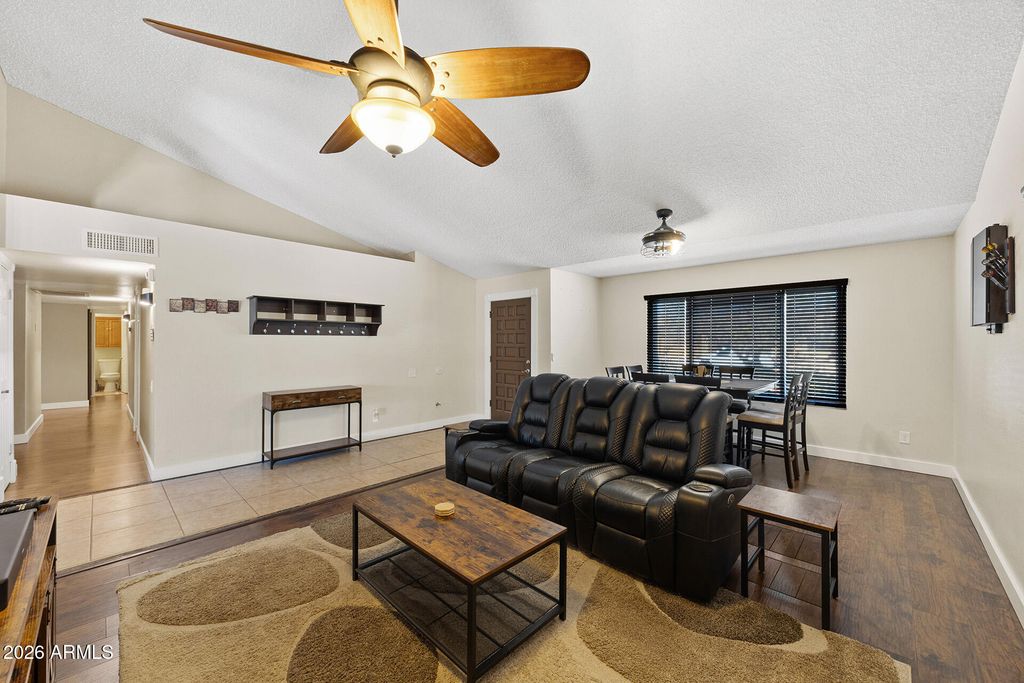 Image 9 of property listing at 7957 W DREYFUS Drive, Peoria, AZ 85381