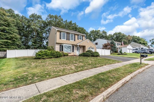 45 Pinyon Street, Howell, NJ 07731