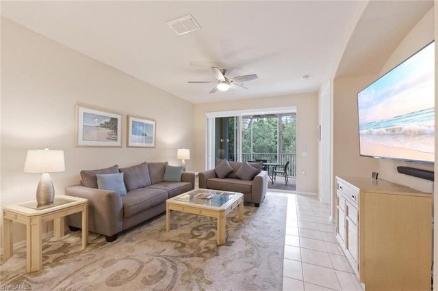4873 Hampshire CT 104, Naples, FL 34112