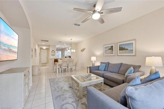 4873 Hampshire CT 104, Naples, FL 34112