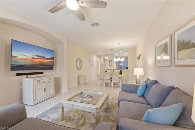 4873 Hampshire CT 104, Naples, FL 34112