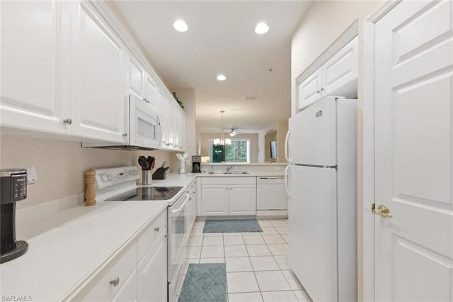 4873 Hampshire CT 104, Naples, FL 34112