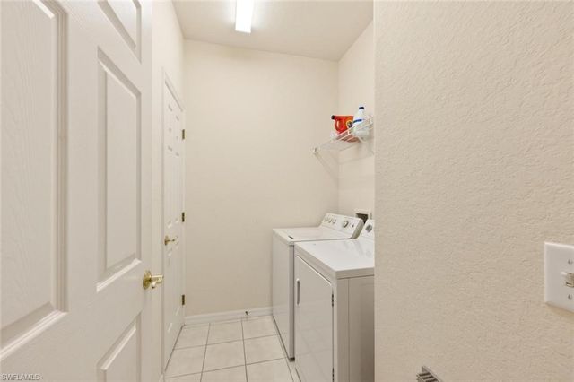 4873 Hampshire CT 104, Naples, FL 34112