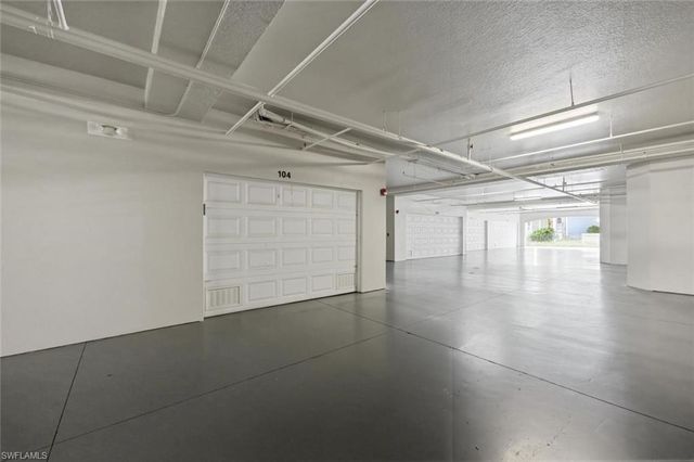 4873 Hampshire CT 104, Naples, FL 34112