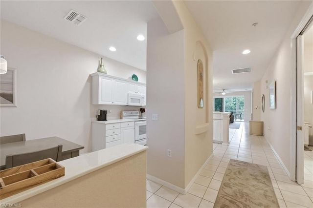 4873 Hampshire CT 104, Naples, FL 34112