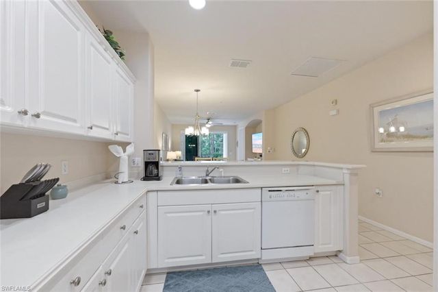 4873 Hampshire CT 104, Naples, FL 34112