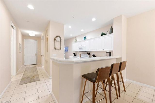 4873 Hampshire CT 104, Naples, FL 34112