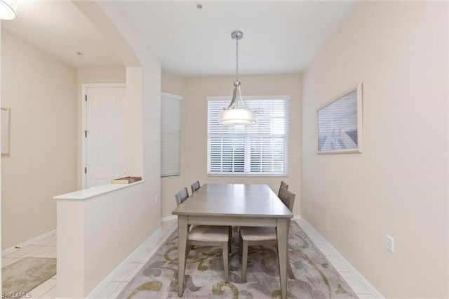 4873 Hampshire CT 104, Naples, FL 34112